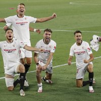 Spānijas futbola čempionāts atsākas ar 'Sevilla' uzvaru pilsētas derbijā