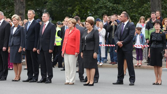 Merkele noliek ziedus pie Brīvības pieminekļa - 33