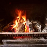 Dzīvojamās mājas ugunsgrēkā Čiekurkalnā cieš vīrietis; evakuē trīs cilvēkus