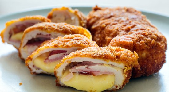 Куриный шницель, начиненный сыром и ветчиной или цыпленок Сordon bleu