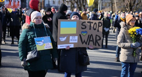Pie Brīvības pieminekļa aizvadīts mītiņš Ukrainas atbalstam