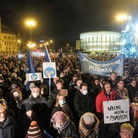 "Право на правду". Десятки тысяч поляков вышли на митинг против нового закона о телерадиовещании