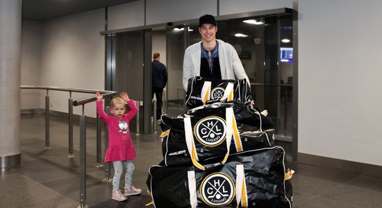 ФОТО: Хоккеисты сборной Латвии вернулись с московского ЧМ домой