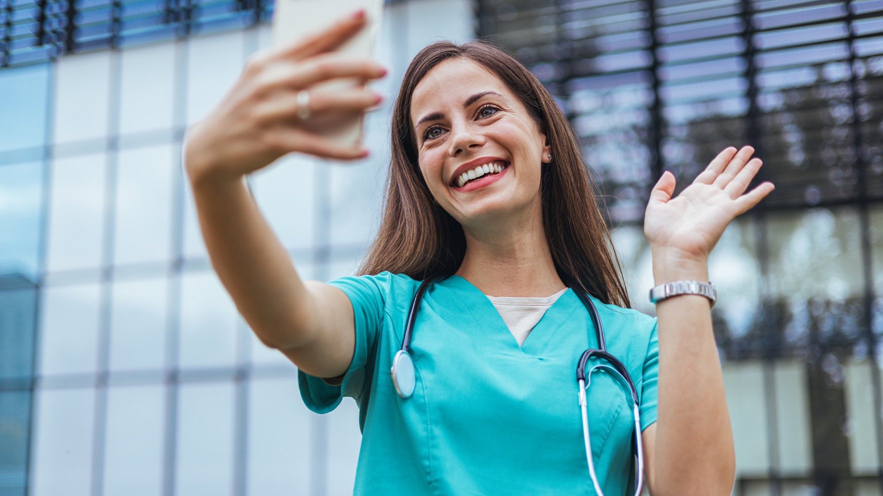 Ārsts "Instagram" un "TikTok" laikmetā. Kā sociālie mediji maina uzticēšanos medicīnai un ārsta profesionālās robežas?