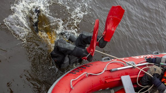 No Daugavas izceļ nogrimušo auto - 6