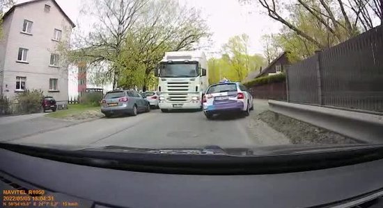 Video: Kravas auto vadītājs Ziepniekkalnā 'brauc pret spalvu'