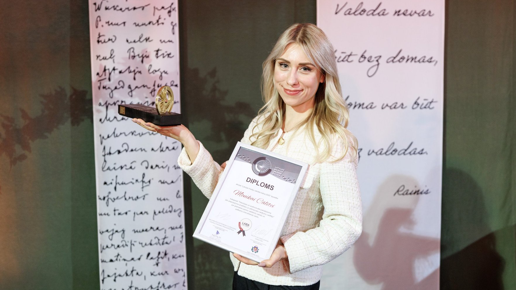 "Delfi TV" raidījumu vadītāja Monika Cālīte saņem "Latvijas mediju valodas balvu" 2025