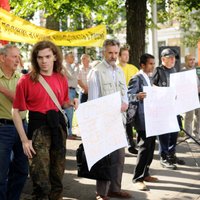 Foto: Aptuveni pussimts cilvēku prasa Rinkēviča atkāpšanos