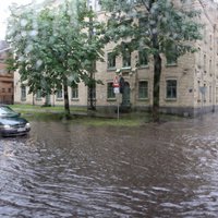 Rīgas dome: šādu ūdens daudzumu pat vismodernākā tehnika nevarētu novadīt uzreiz