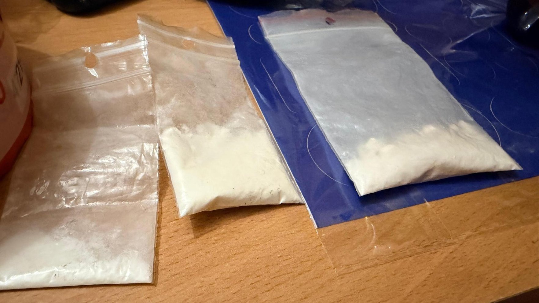 Likumsargi Iļģuciemā notver vairākus narkotiku pārdevējus un konfiscē reibinošās vielas