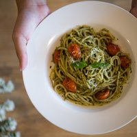 Spageti ar pesto, tomātiem un cieto sieru