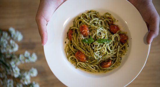 Spageti ar pesto, tomātiem un cieto sieru