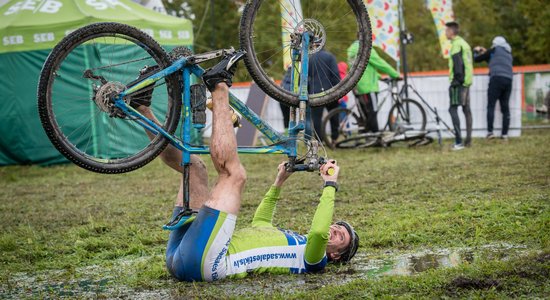 Foto: Sportiskā gaisotnē aizvadīts SEB MTB maratona sezonas noslēgums