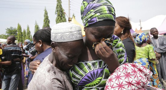 Foto: No 'Boko Haram' gūsta Nigērijā atbrīvotas 82 meitenes