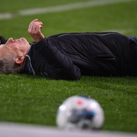 Video: 'Eintracht' kapteinis rupji ar plecu nogrūž zemē 'Freiburg' galveno treneri
