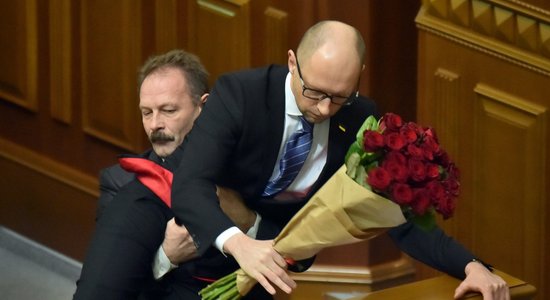 Jaceņuka nesēju izslēdz no frakcijas; protesta metode nav bijusi 'eiropeiska'