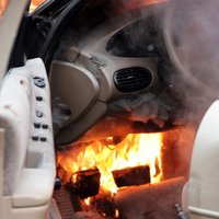 Dzēšot konflikta laikā aizdedzinātu auto, vīrietis gūst apdegumus
