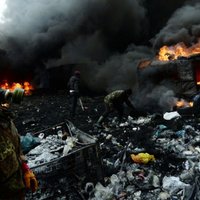 Riepu dedzināšana Kijevā rada ekoloģisko katastrofu, paziņo ministrs