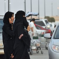 Sievietes, kas vada automašīnu, riskē sabojāt olnīcas, paziņo Saūda Arābijas garīdznieks