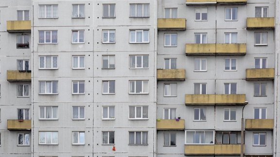 "Sarkanie karogi", kurus neatstāt nepamanītus, pērkot dzīvokli vecā mājā