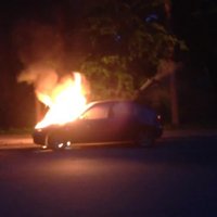 ВИДЕО: В Юрмале загорелась машина. Заснята оперативная работа пожарных