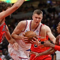 Porziņģis samet 23 punktus; 'Knicks' nenotur pārsvaru mačā pret 'Bulls'