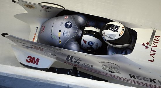 Ķibermaņa pilotētais divnieks EČ bobslejā ieņem ceturto vietu