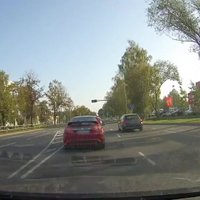 Video: Jelgavā 'Toyota' veic bīstamu apdzīšanas manevru un tiek pieķerta