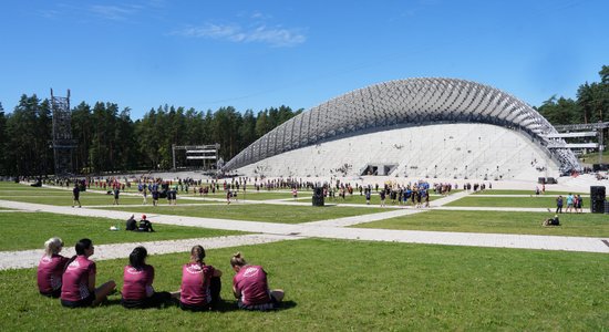 Foto, video: Mežaparkā sākušies uzveduma 'Dziesma dejo. Deja skan' mēģinājumi