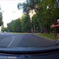 ВИДЕО: Обмен "любезностями" между водителем и велосипедистом-нарушителем