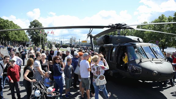 Latvijas armijas simtgades svinības 11.novembra krastmalā. - 33