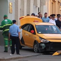 В центре Москвы такси наехало на пешеходов: пострадали фанаты из Мексики