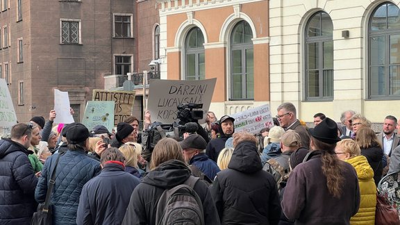 Pie Rīgas domes protestē pret ieceri Lucavsalā būvēt futbola stadionu