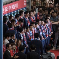 Dienvidkorejas futbolistus apmētā ar olām pēc atgriešanās no Pasaules kausa