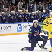 ASV hokejisti pagarinājumā sagādā Zviedrijai pirmo zaudējumu čempionātā