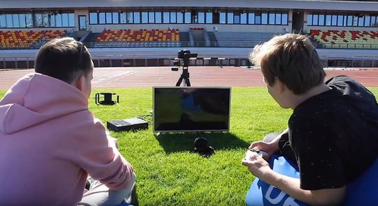 Video: Komiķi Kugrēns un Bāliņš spēlē un analizē futbolu Daugavas stadionā