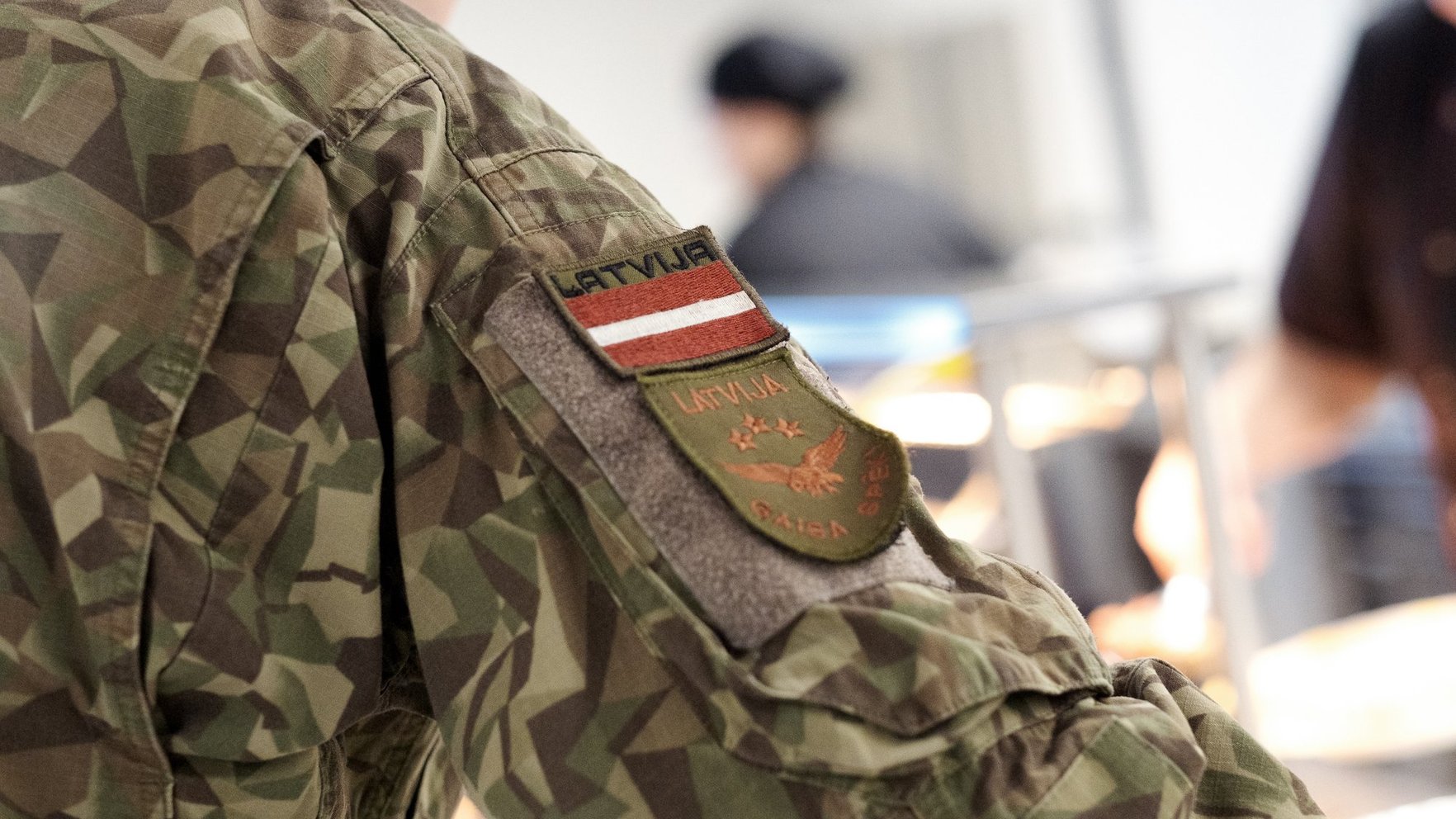 Šūnu apraide naktī iedarbināta vairāku pie Latvijas robežas fiksētu dronu dēļ