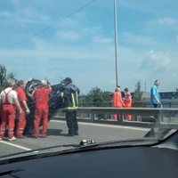 ВИДЕО, ФОТО: Авария в Болдерае - BMW сделал сальто и лег на крышу (дополнено)