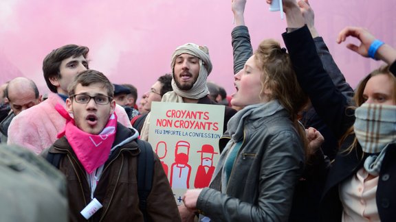 Parīzē protestē pret viendzimuma laulībām - 3