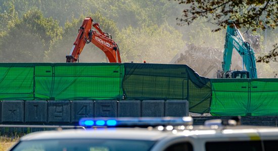 В Пардаугаве продолжается демонтаж фундамента снесенного памятника