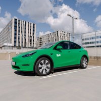 'Bolt' Rīgā sāk piedāvāt braucienus ar 'Tesla'