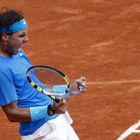 Vairāk kā četras ar pusi stundas ilgajā 'Frenc Open' pusfināla mačā uzvar Nadals