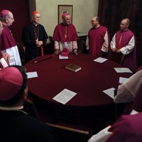 Kardināli Romā sāk sarunas pirms konklāva