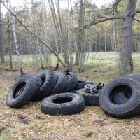 Katrs sestais ziņojums par vides piegružošanu bijis par mežā izmestām riepām