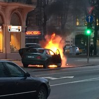 ВИДЕО: На бульваре Райня в Риге сгорела BMW