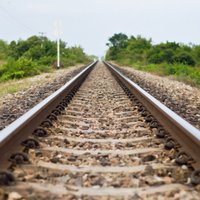 Iedzīvotāji cīnās par dzelzceļa pārvadājumu radīta trokšņa samazināšanu Sarkandaugavā