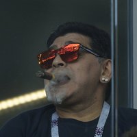 Марадона нарушил запрет на курение на арене в Москве и показал расистский жест