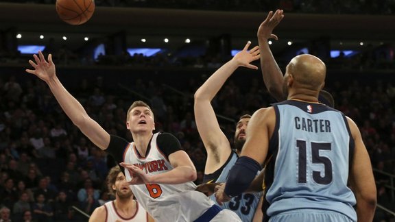 New York Knicks forward Kristaps Porzingis, Memphis Grizzlies center Marc Gasol (33) 