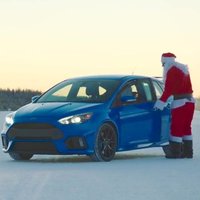 Video: Ziemassvētku vecītis driftē ar 'Ford Focus RS'