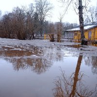 Вода отрезала от внешнего мира 26 домов с почти сотней жителей